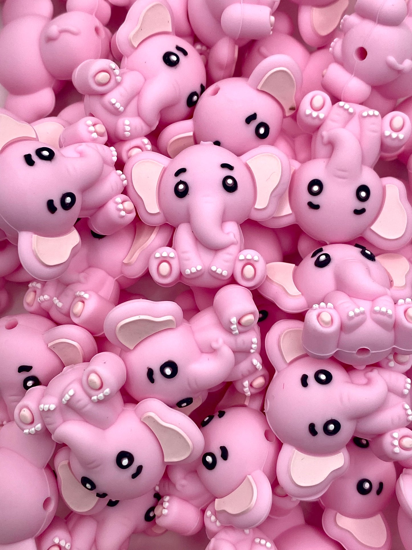Never Underestimate a Woman who Loves Elephants 3D Silicone Focal Beads