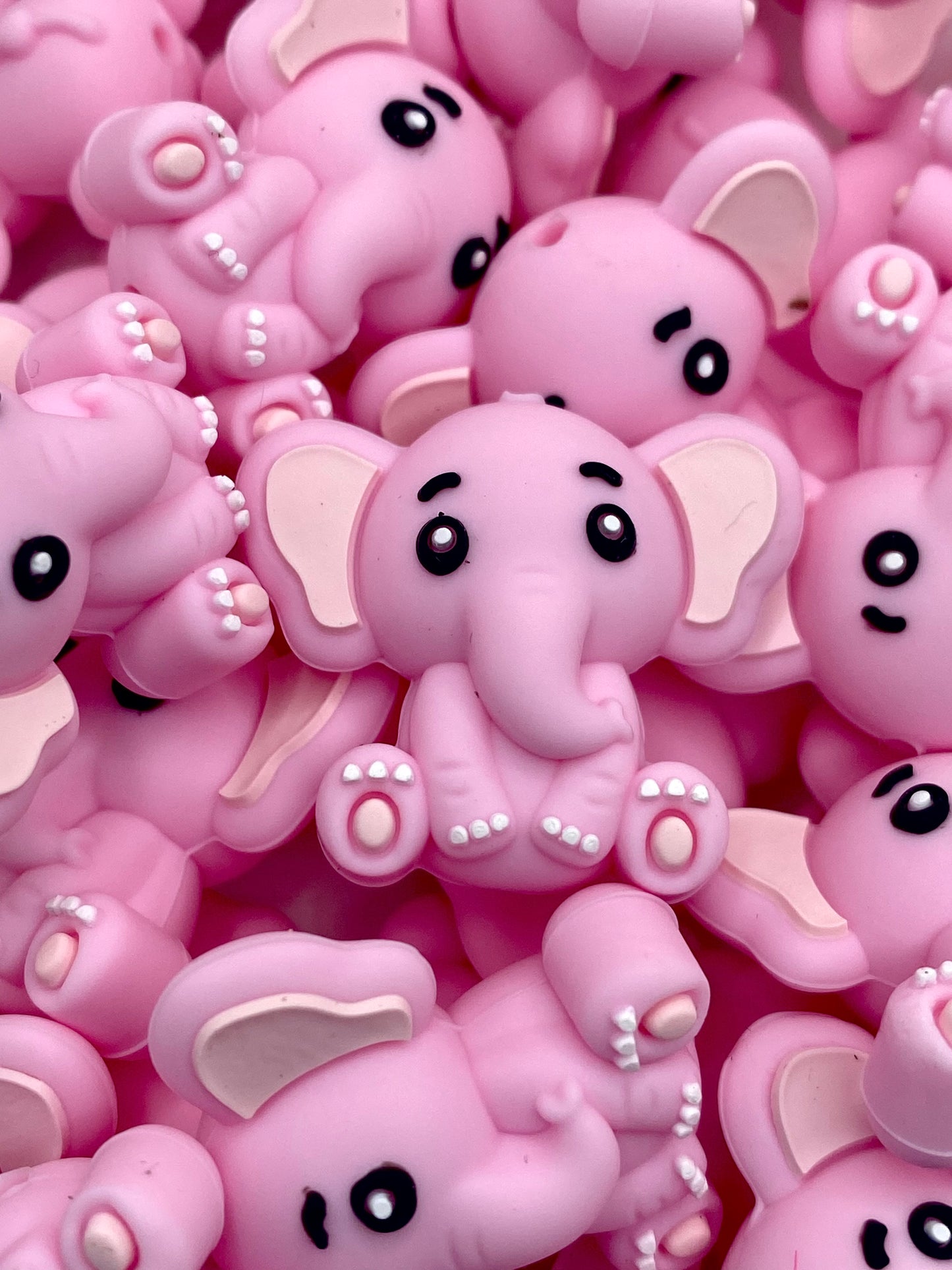 Never Underestimate a Woman who Loves Elephants 3D Silicone Focal Beads