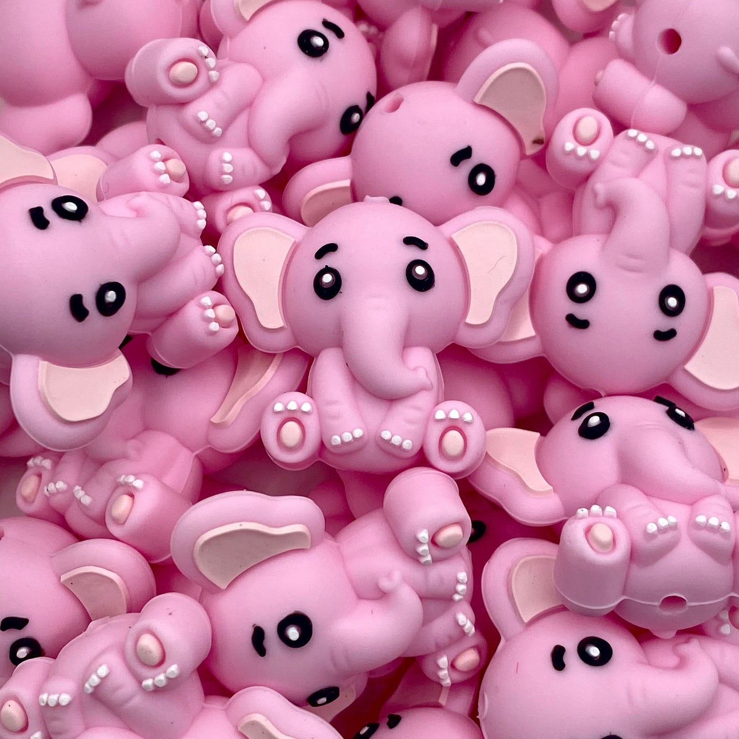 Never Underestimate a Woman who Loves Elephants 3D Silicone Focal Beads